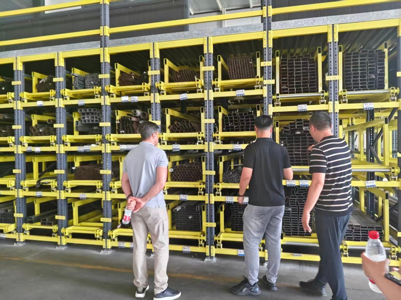 Des clients brésiliens visitent HEGERLS pour découvrir les solutions d'automatisation intelligente des entrepôts
